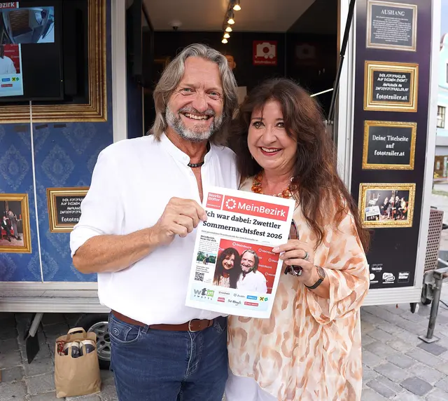 Auch Vanja und Martin Fichtinger-van Geel holten sich beim MeinBezirk-Fotocorner ihre persönliche Titelseite. | Foto: Franz Fichtinger