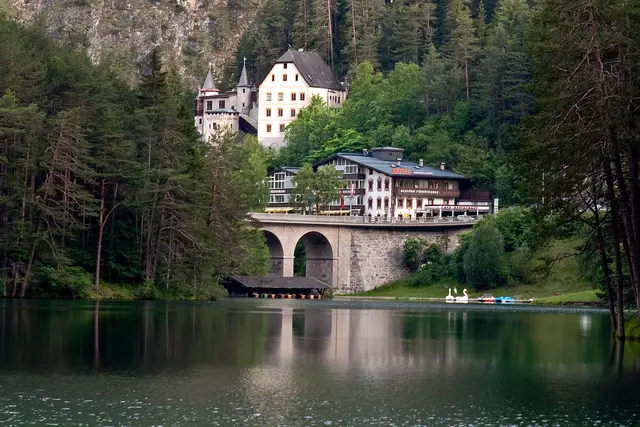 Jagdschloss Fernsteinsee, Schlosshotel Fernsteinsee, Fernpassstraße, Fernsteinsee, Bezirk Imst, Tirol