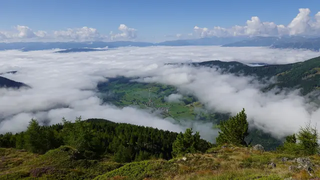 Blick vom Lachriegel hinunter nach Lessach