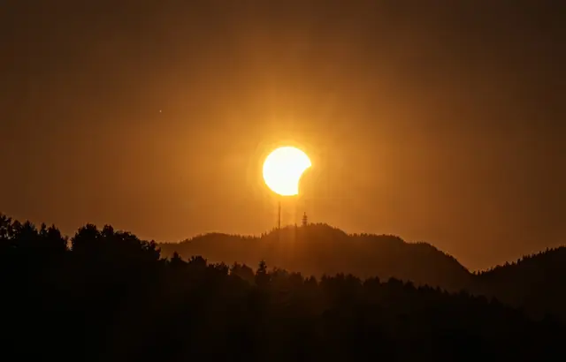 Blick von Kirchberg am Wechsel zum Sonnwendstein, Sonne und Mond gehen gemeinsam unter. 