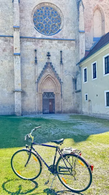 Fohr weg min Radl, drah mi ned um.
I fohr weg min Radl und drah mi nimma um. 
ARIK BRAUER (https://youtu.be/A_v1AV-QB8k?is=hbjjKOfAlCCR5Q2C)

Erscht woan I in Neiberg dreij bin drah I wieder um!
ICH 🎶🎶