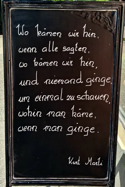 Mit Kreide steht auf schwarzer Tafel geschrieben: "Wo kämen wir hin, wenn alle sagten, wo kämen wir hin, und niemand ginge, um zu sehen, wohin wir kämen, wenn man ginge."