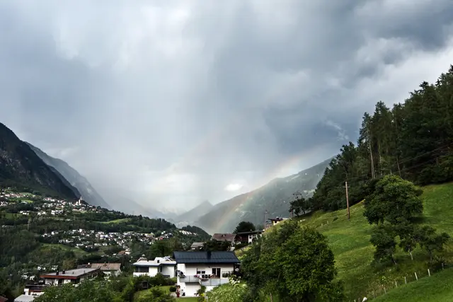 Gestern zog bei uns mit Vorboten das angesagte Regenwetter mit Gewitter ein. Zwischen den Starkregen leuchtete immer wieder die Sonne leicht durch, sodass sich auch zwei leichte Regenbogen über den Talkessel Landeck-Zams zeigten. | Foto: © by Ing. Günter Kramarcsik