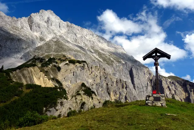 Am Gacher Blick 1.909 m, mit Hochplattig 2.768 m, Mieminger Bergkette.