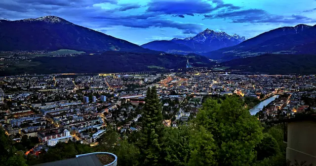 Innsbruck mit Blick von der Hungerburg gegen Süden. Links der Patscherkofel 2.246 m und im Hintergrund die Serles mit 2.717 m. Aufnahme vom  Mai.