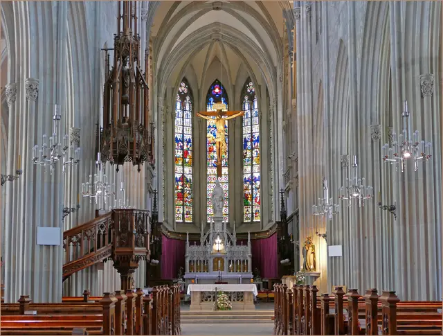 Stifts- und Pfarrkirche Admont ist dem hl. Blasius geweiht. Die Kirche hat 13 neugotische Altäre. Sie beherbergt unter anderen Kunstschätzen romanische Wandmalereien, ein spätgotisches Kruzifix von Andreas Lackner, eine alte Kopie der gotischen Statue Admonter Madonna .wikipedia.