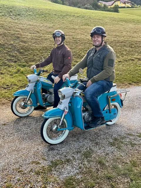… wie stolz die beiden auf ihre wunderschöne, liebevoll restaurierte Puch DS 50, Baujahr 1967, sind!
Auch eine schöne Erinnerung an meine Jugend!    
 | Foto: Franz Dörr