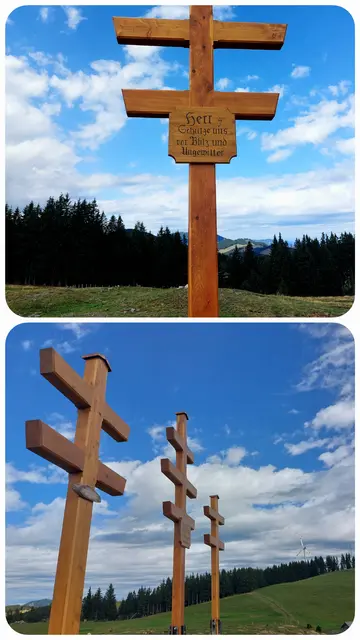 Die Dreiwetterkreuze befinden sich auf der Bründlalm ( Nähe Sommeralm ) auf 1400 HM im Naturpark Almenland in der Stmk. Leicht zu erreichen auf diversen herrlichen Wanderwegen. Am unteren Bild ist rechts das große Windrad mit einer Höhe von 182 Metern von der Sommeralm zu sehen.
