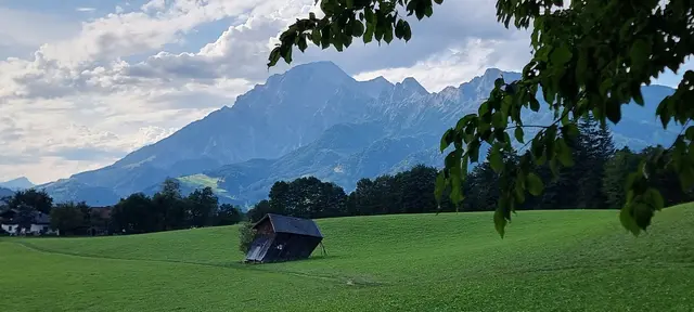 ...mit Birnhorn und im Vordergrund der schiefe Stadl