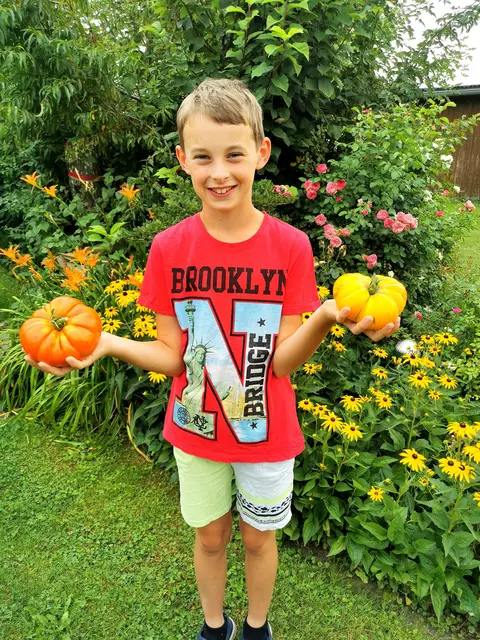 Paul hat im Garten alle Hände voll zu tun! 