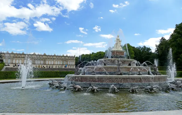 Der Brunnen ist ein Nachbau des Brunnens im Schlossgarten von Versailles. Er wurde 1883 auf Herrenchiemsee erbaut. Unter der Figur der Latona sind auf den Stufen die der Sage nach zu Fröschen, Lurchen und Schildkröten verwandelten Bauern dargestellt, die Latona verweigert hatten, Wasser aus ihrem See zu trinken. 