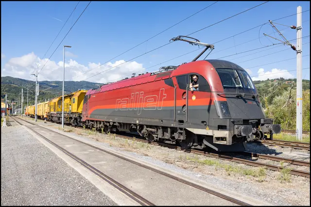 Max Kiegerl , ein Triebfahrzeugführer aus Deutschlandsberg , erreicht am 2. September 2026 mit der ersten 1216 im Railjet Design den Bahnhof Deutschlandsberg. 
