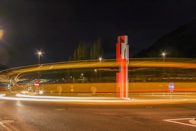 Ein VVT- Bus (Verkehrsverbund Tirol) im Kreisverkehr beim Bahnhof Landeck - Zams. | Foto: © by Ing. Günter Kramarcsikhochgeladen von Günter Kramarcsik Alle Fotos des Tages aus L