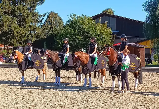 Bundessieger 2026 - Steirisches PonyTeam
von links: Johanna Leitner - RV Steinerhof
                  Valentina Uitz - Hartberger Reitverein
                                                RC Dressage Group Styria
                  Elena Schaden - RC Meierhof
                  Emma Hödl - Steir. Reitsportzentrum Süd | Foto: Hartberger Reitverein RC Dressage Group Styria