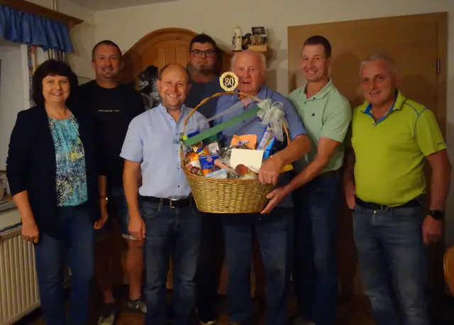 Nachträglich gratulierten Funktionäre aus Ortsbauernschaft und Bauernbund Wernstein dem Altbauernobmann Franz Diebetsberger zu seinem 80. Geburtstag und statteten ihm einen Besuch zu Hause ab. Auch Vizebürgermeister Josef Stöckl war an diesem geselligen Abend mit dabei. Da der Hausherr Franz leidenschaftlich gern Knopfakkordeon spielt, gab er einige Stücke zum Besten und die Gruppe sang kräftig mit.  | Foto: Altbauern Wernstein