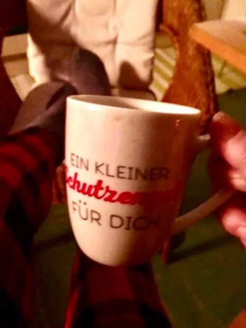 Kaffee ist nicht einfach nur
ein Getränk ~ er ist die Umarmung 
in der Tasse, die uns morgen‘s 
so sanft weckt …
Er verwandelt ein müdes 
       „Lass mich in Ruhe“ 
im Handumdrehen in ein motiviertes 
       „Guten Morgen, Welt!“ …
Manchmal ist genau diese
Tasse Kaffee einfach 
die nötige fünfminütige Pause, 
bevor man die To ~ Do ~ Liste 
des Tages anpackt …
Nimm dir diesen kurzen Moment 
                 ganz für dich, 
             atme den Duft ein, 
   genieße den Start in den Tag … 
                         *** 
Kurz mit erwähnt ~ Tee bringt uns auch in‘s … „cliché“ 🫖  | Foto: Bild: privat 