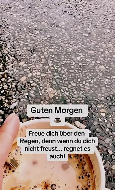 Der Wecker schweigt, ich wach auch so auf,
der Tag nimmt gediegen seinen Lauf …
Ein Blick nach draußen zeigt mir prompt:
Ein dicker Regenschauer kommt!
Der Himmel weint, es gießt &amp; spritzt,
während ich warm im Sessel sitz.
Kein Bus erhaschen, keine Pflicht,
heute beeil ich mich mal nicht …
Das Kissen raunt mir leise zu:
„Dreh dich noch um, in guter Ruh!“
Die Kaffeetasse wärmt die Hand,
wie schön ist doch der Ruhestand!
Lass draußen nur die Tropfen fallen,
wenn drinnen froh die Lieder schallen …
Der Regen stört mich kaum, 
ich bleib einfach im Schlapper ~ Look … ein Traum … 💁🏻‍♀️
 | Foto: Bild: privat 