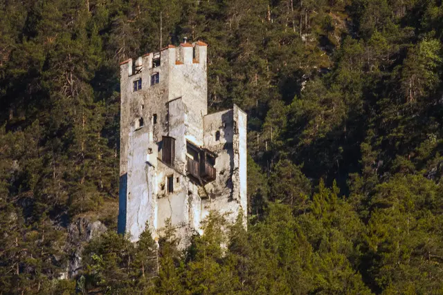 Die Burg Schrofenstein wird im Jahr 1196 erstmals urkundlich erwähnt.
Östlich in Stanz bei Landeck und oberhalb des Stadtteiles Perjen der Stadt Landeck ist die Burgruine, schwer zugänglich, auf einem Felsvorsprung an den Berghang gebaut. 
Ab der zweiten Hälfte des 19. Jahrhunderts beginnt der Verfall der Burg. Heute steht nur noch der zwölf Meter hohe Bergfried, der vom privaten Eigentümer renoviert wurde. | Foto: © by Ing. Günter Kramarcsik