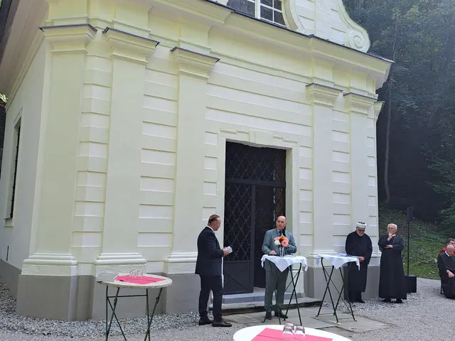 Dr. Wolfgang Sobotka (Mitte) bei der Eröffnungsrede zum neu renovierten Türkenbrunnen im Rahmen der Sonntagberg Revitalisierung. Gemeinsam mit Vertretern aus Islam und katholischer Kirche wurde eine Feierstunde mit anschließender Agape für rund 150 Anwesende abgehalten. | Foto: Stefanie Machtinger