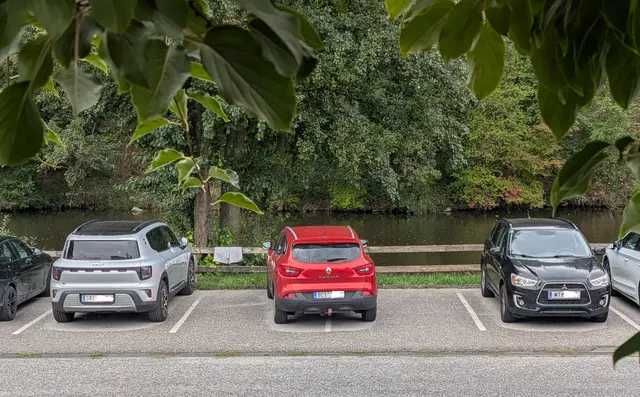 Bei unseren Nachbarn ist es anscheinend Vorschrift, nicht zwischen den Bodenmarkierungen, sondern mittig darauf zu parken. Gesehen am Parkplatz vor dem Tenniscafe in Raabs 