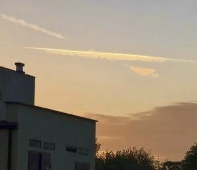 War kurz noch unterwegs, 
am Himmel konnt’ ich‘s sehen 
 ’ne weiße Feder &amp; so groß, 
wem konnte die gehören?  
War da ein Engel schnell im Flug? 
So konnte es geschehen,  
wenn dringend eilte er mit Schutz. 
Zwar kann ich das nicht beschwören …   

Doch möchte hoffen, einer war’s, 
der diesmal hat vergessen, 
dass er unsichtbar werden soll, 
wenn runter auf „Dienstreisen“ … 
Wie groß ein Engel auch sein kann, 
lässt sich davon leider nicht beweisen. 
Ist herrlich schön, 
wenn so ’nen Engelsflug 
am Himmel geht auf Reisen … 

Euch Allen 
Liebe Regionauten Freunde 
noch einen netten Abend 🫖✨💫 | Foto: Bild: privat 