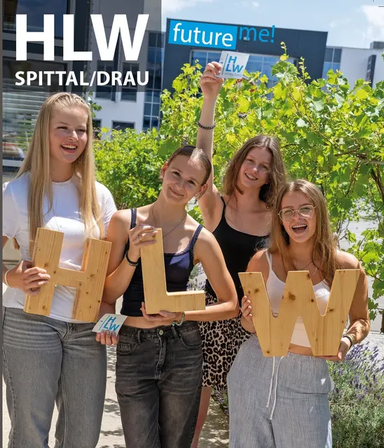 ANKOMMEN AN DER HLW SPITTAL 

Die HLW Spittal startet mit mehr als dreißig Pädagoginnen, knapp 300 Schülerinnen und Schülern , drei ersten Klassen sowie Engagement für Unterricht und Karrierebegleitung ins Schuljahr 2026/2027
„Unseren Pädagoginnen und Pädagogen ist es ein Herzensanliegen, dass sich die Jugendlichen bei uns wohlfühlen, die bestmögliche Allgemein- und Wirtschaftsbildung erfahren, viel Freude am Praxislernen und an Projekten entwickeln, in der Teamarbeit miteinander und voneinander profitieren, gesund und motiviert ihre Bildungsziele verfolgen", fasst Direktor Adolf Lackner die Leitziele der Schule zusammen.

Mit dem Team des Jahrbuchscovers von der 3 BHW begrüßen auch unsere Schüler-Buddies die neuen Schülerinnen und Schüler der ersten Klassen und Jahrgänge - aus der 3BHWl
Hannah Kogler, Marie Santer, Johanna Bodner und Medina Mandal! | Foto: hlwspittal, Medienteam