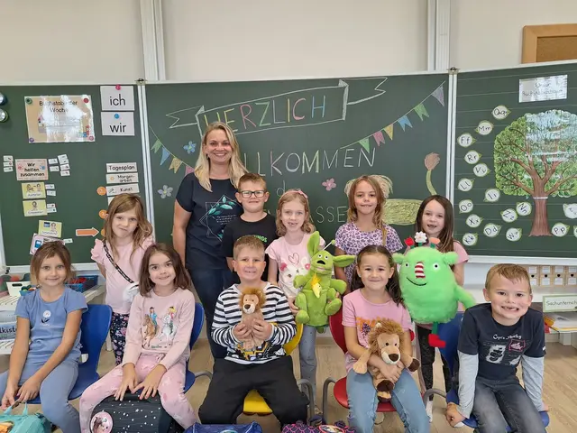 Klassenlehrerin Marlene Baumgartner heißt sieben Mädchen und drei Buben in der ersten Klasse der Volksschule Alberndorf im Pulkautal willkommen. | Foto: Baumgartner