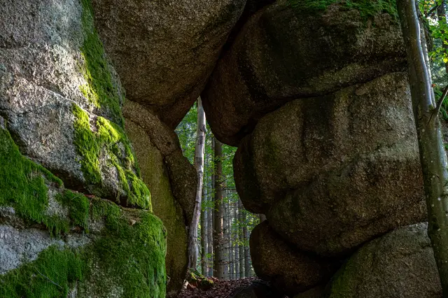 Verborgen, unbekannt, unberührt, weit abseits markierter Wanderwege und Wege im Weinsberger Wald liegt das beeindruckende Glückstor. 