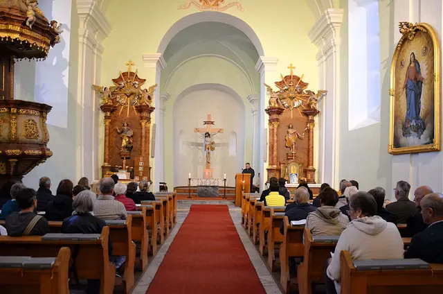 Seit drei Jahren laden der katholische Kaplan Manuel Sattelberger und die evangelische Pfarrerin Birgit Schiller mit Team, zweimal im Jahr zu Taizegebeten in die Zwettler Propstei-Kirche ein. Diese Gebetsabende leben von der Stille und den berühmten Gesängen aus Taize. Dank des Engagements von Doris Rauch gibt es eigene Liederhefte, Kathrin Fichtinger begleitet an der  Orgel. Taize ist ein kleiner Ort in Frankreich. Dort lebt eine christlich-ökumenische Brüdergemeinschaft, welche viele Menschen anzieht und im Sinne Jesu begeistert.  | Foto: Anita Altmann 
