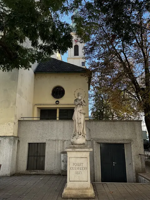 DIE „MARIA IMMACULATA“ - STATUE VOR DER WÄHRINGER PFARRKIRCHE AM GERTRUDPLATZ 