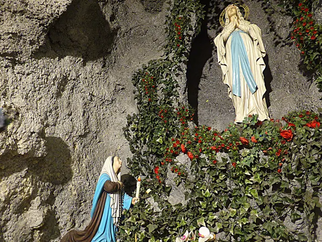 Der Monat Oktober ist in der katholischen Kirche traditionell als Rosenkranzmonat und eine Zeit intensiver marianischer Verehrung sowie eucharistischer Anbetung geprägt🙏