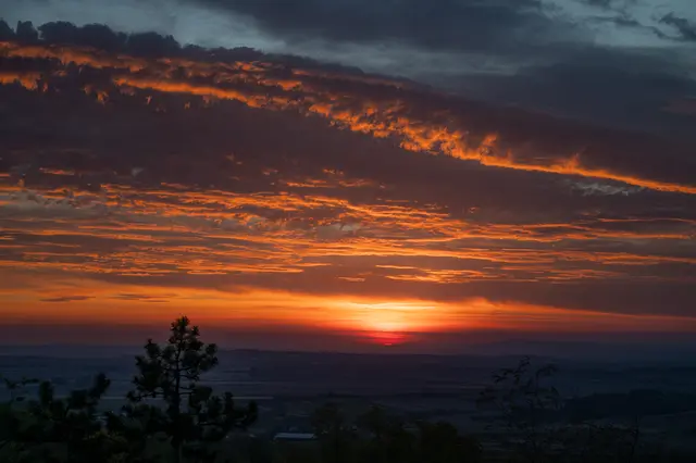 Das erste Sonnenzipfel erscheint im Osten der Aussichtswarte Pulkau. 