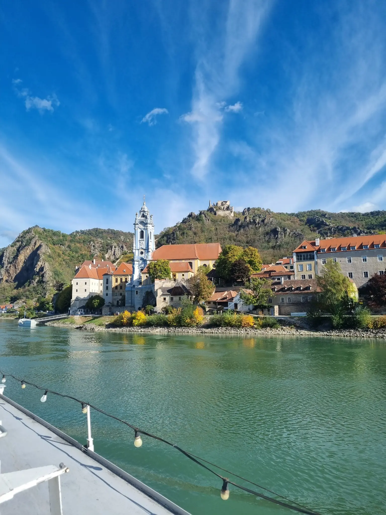 Dürnstein, bei wunderschöne Herbstwetter auf der Donau eine Schifffahrt ...