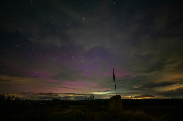 Kurz geben die Wolken einen Blick auf das Polarlicht am Himmel hinter dem Galgenberg von Weikertschlag frei. 