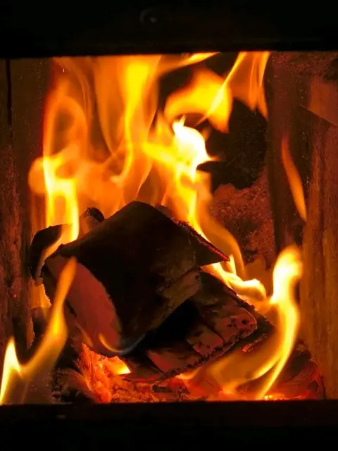 Für manche wird es speziell nachts schon zu kühl gewesen sein aber heute mussten die Autofahrer in der Früh auch ein wenig Eis kratzen. Die Heizsaison und Kuscheljacken Zeit ist somit offiziell angebrochen.