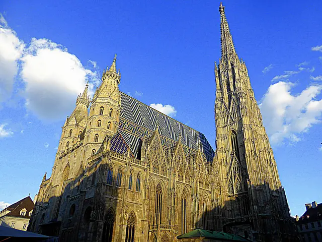 Der Stephansdom ist das Wahrzeichen Wiens und gleichzeitig das Zentrum der Stadt. Mit 136 Metern Höhe ist er die höchste Kirche Österreichs🙏✨🙏
Foto: © by Gerhard Singer🕔