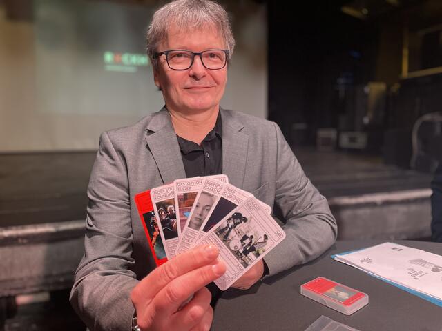 Das Quartett-Spiel, das als Beilage zum Musik-Code erscheint, war für Rockhouse Geschäftsführer Wolfgang Descho Chefsache.  | Foto: sm