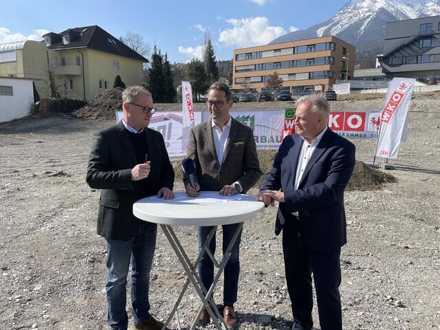 WK-Bezirksobmann Josef Huber, Wirtschaftskammer Tirol Präsident Christoph Walser, Imster Bürgermeister Stefan Weirather beim Spatenstich. | Foto: Schöpf