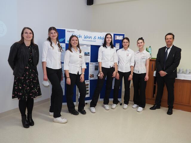Martina Steiner und Hansjörg Lauermann mit den Schülerinnen der 3AH-Klasse der HLW Leoben Luisa Leitgeb, Sara Jelicic, Sara Gletthofer, Julia Heilinger und Kada Badic (v.l.). | Foto: Gaube