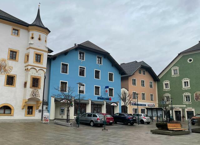 Das Gebäude der Sparkasse in Tamsweg ist eine "geheime Sehenswürdigkeit", vor allem dann, wenn man über den historischen Hintergrund Bescheid weiß. | Foto: Peter J. Wieland