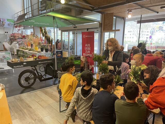 Die Volksschulkinder der VS-Reichenau binden Palmbuschen in der Markthalle.  | Foto: Mihcael Steger