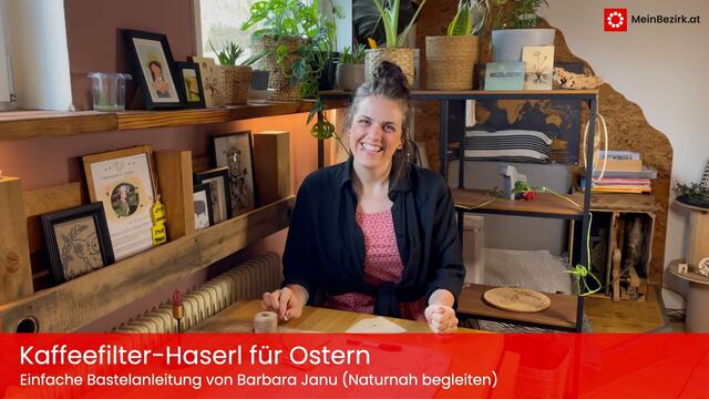 Barbara Janu von "Naturnah begleiten" aus Saalfelden erklärt, wie man ganz einfach und schnell aus einem Kaffeefilter ein Haserl machen kann – mit einer süßen Überraschung darin. | Foto: Johanna Grießer