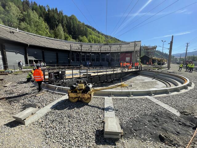 Die Drehscheibe am Mürzzuschlager Bahnhof ist die letzte von ursprünglich vier. Nun wurde sie seitens der ÖBB restauriert.  | Foto: Hofbauer