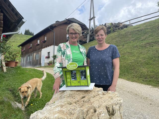 Projektleiterin Andrea Steiner und die Kindberger Gemeindebäuerin Karin Zangl präsentieren voller Stolz das "Speiskammerl". | Foto: Hofbauer