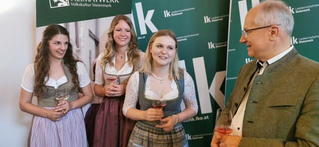 Sophie Friedrich aus St. Stefan ob Stainz (3.v.l.) ist die neue Weinkönigin der Steiermark. | Foto: C. Lamprecht