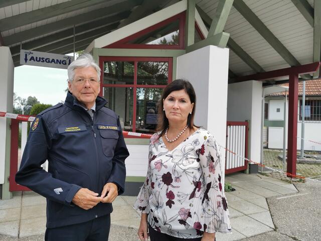 Landeshauptmann Peter Kaiser und Bürgermeisterin Maria Knauder vor der Freizeitanlage St. Andräer See. | Foto: Bachhiesl