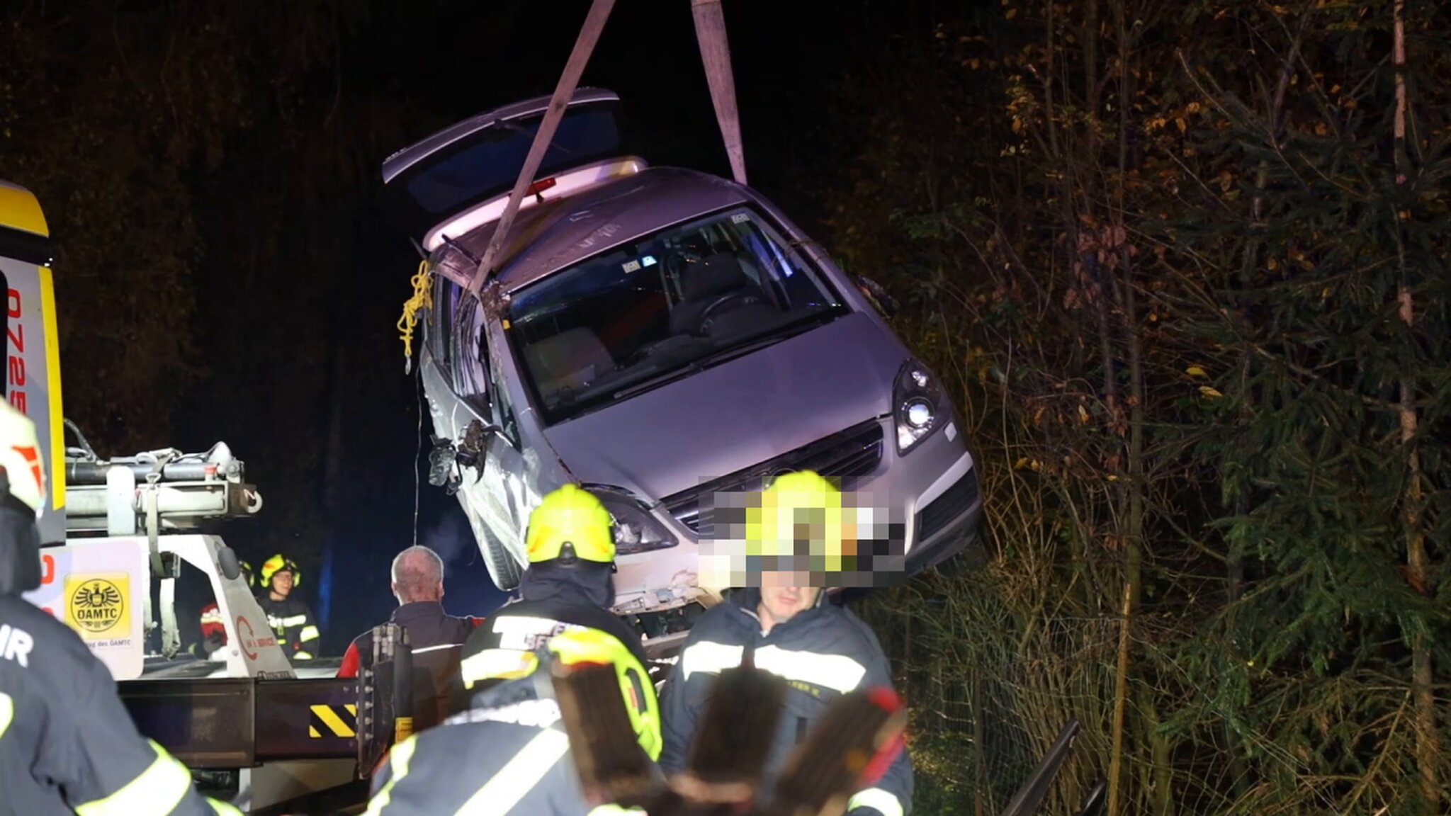 Auto in Seitenlage: PKW-Lenker bei Verkehrsunfall in Sierning verletzt ...