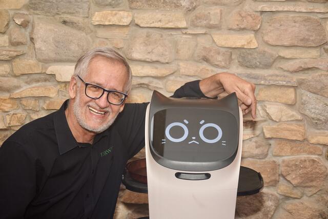 Torwirt-Chef Peter Mosgan mit „seiner“ Bella, dem frechen Kellnerroboter. | Foto: MeinBezirk.at