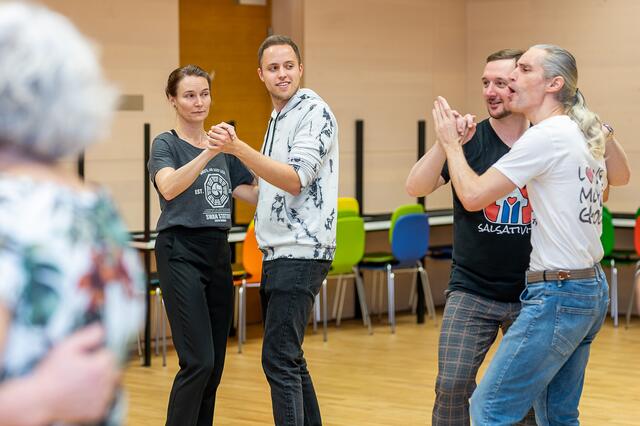  Eins, zwei, drei, Pause, eins, zwei drei, Pause: So geht der Grundschritt im kubanischen Salsa. Auch MeinBezirk.at-Redakteur Marco Steurer hat es ausprobiert und dabei versucht, Tanzpartnerin Uschi nicht auf die Füße zu treten. | Foto: Brand Images