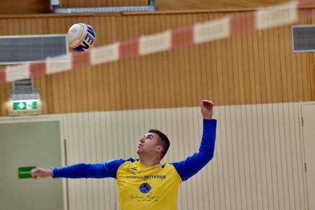 Eduard Girgiza und die Deutschlandsberger Faustballer holten in der Koralmhalle den starken zweiten Platz beim Heimturnier. | Foto: Michl
